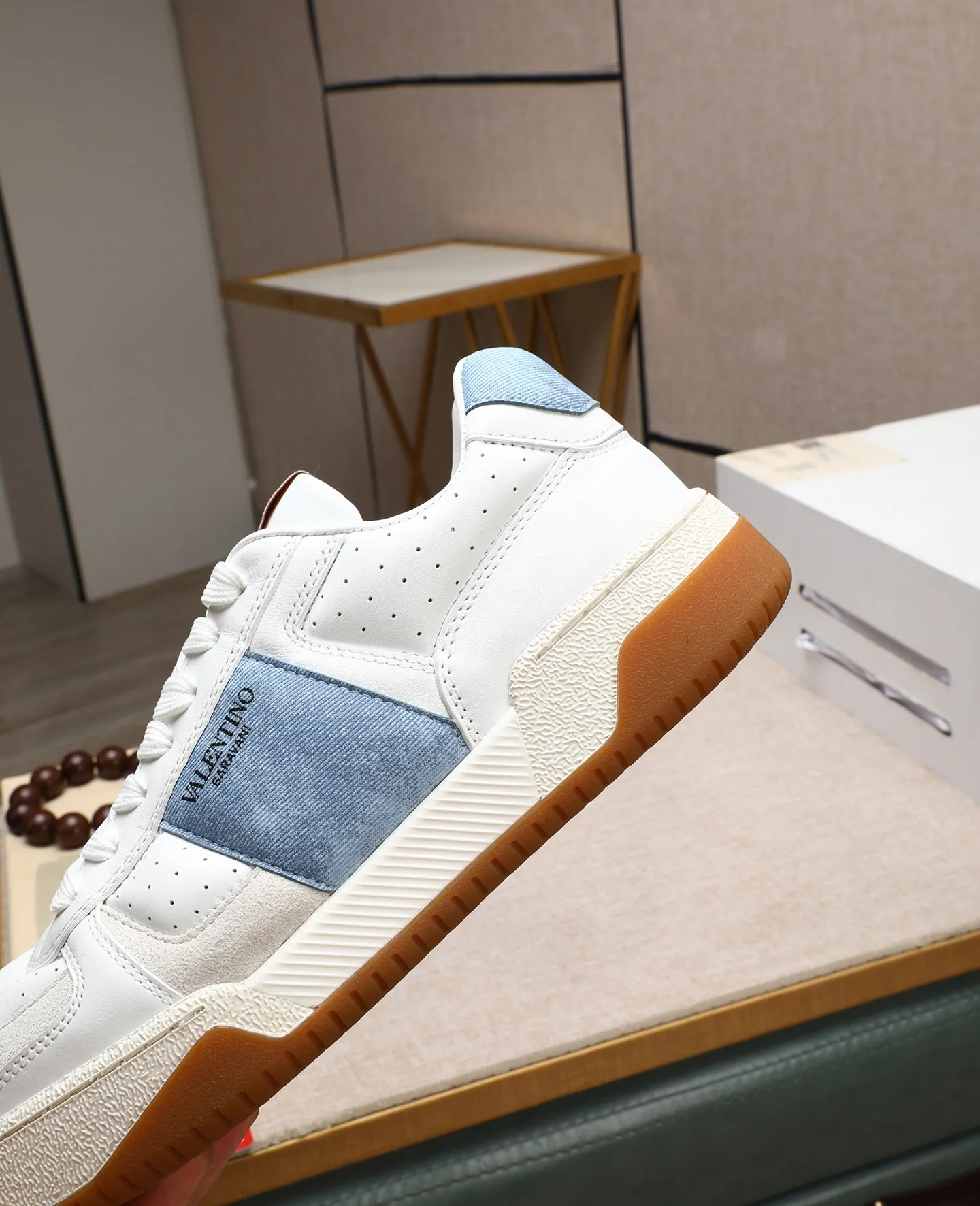 Men's shoes 💰740 [Valentino] Couple model, size: ▪️Size: Women's model 35-40 Men's model 39-44 (45 customized) Valentino Valentino Couple model Joie de Jouer series Velcro Thick sole Bread shoes Couple model Casual sneakers White shoes Original purchase and development Production Joie de Jouer series The style is simple but not out of style. The pure white base is paired with fresh green and soft beige, and the unique Velcro design highlights your personality. Every detail tells fashion and quality. Wear it, take a confident step, and start the trend journey. Delivered in exquisite packaging🛍📦 ▪️Material: Original custom imported first-layer cowhide ▪️Inner lining: Original custom made soft sheepskin lining ▪️Outsole: Original open-molded non-slip TPU material ▪️Sole thickness: 3.5CM
